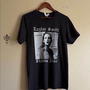 Swifty Stadium Tour t-shirt size medium